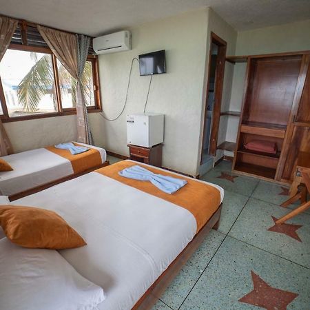 Hostal Estrella De Mar 푸에르토아요라 외부 사진