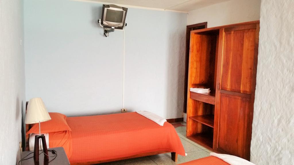 Hostal Estrella De Mar 푸에르토아요라 외부 사진