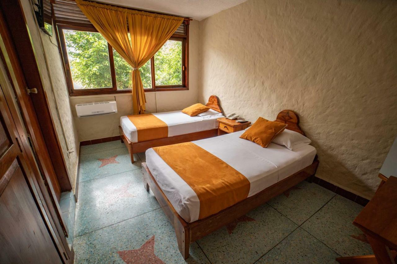 Hostal Estrella De Mar 푸에르토아요라 외부 사진